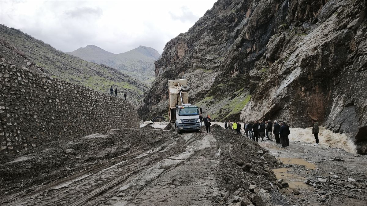 Hakkari'de etkili olan sağanak ulaşımda aksamalara yol açtı