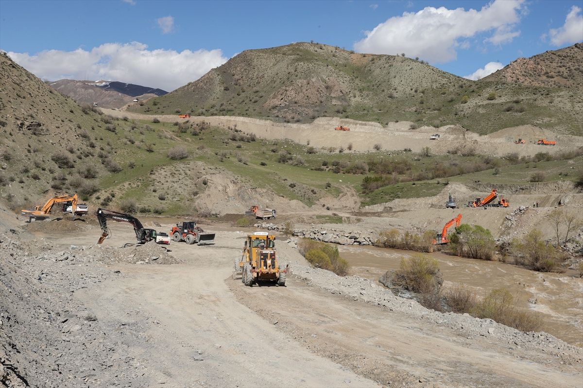 Hakkari'de heyelan meydana gelen bölgede alternatif yol çalışmaları sürüyor