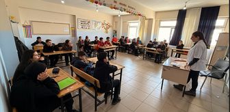 Hakkari'de öğrenciler doktorluk mesleği anlatıldı