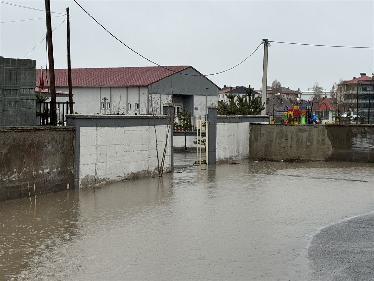 Hakkari'de sağanak hayatı olumsuz etkiledi