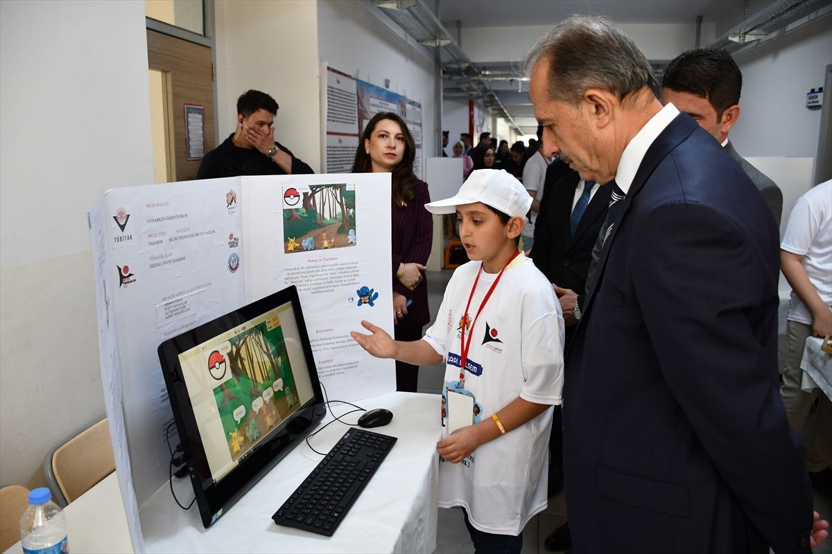 Hakkari'de TÜBİTAK 4006 Bilim Fuarı düzenledi