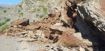 Hakkari'nin Şemdinli-Derecik kara yoluna düşen kaya parçaları temizlendi