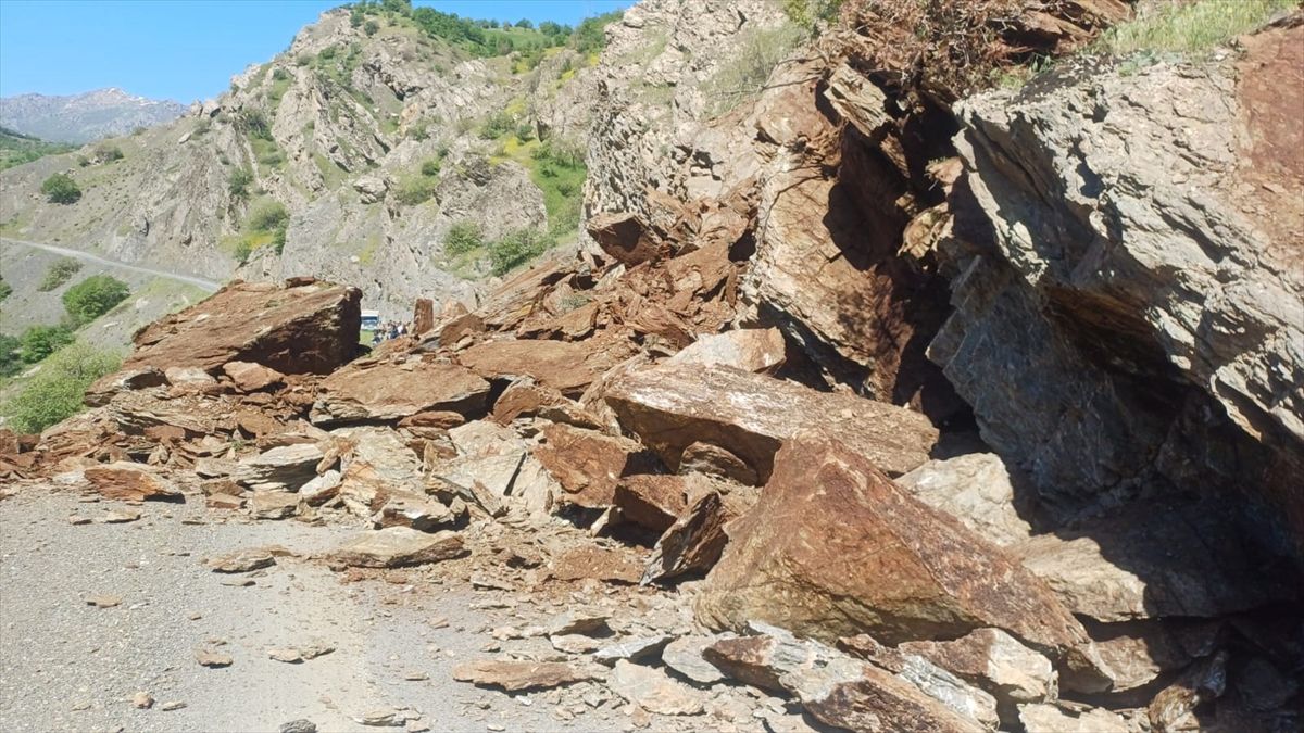 Hakkari'nin Şemdinli-Derecik kara yoluna düşen kaya parçaları temizlendi