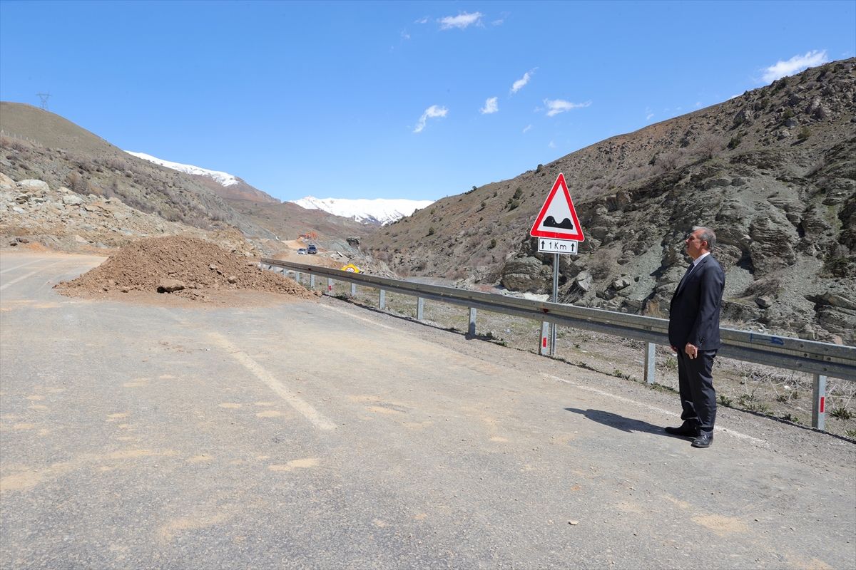 Hakkari Valisi Taşyapan, Hakkari-Van kara yolundaki heyelan bölgesinde incelemelerde bulundu Açıklaması