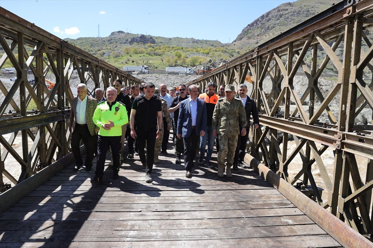 Hakkari-Van yolunda heyelan sonrası alternatif yol ve panel köprü trafiğe açıldı