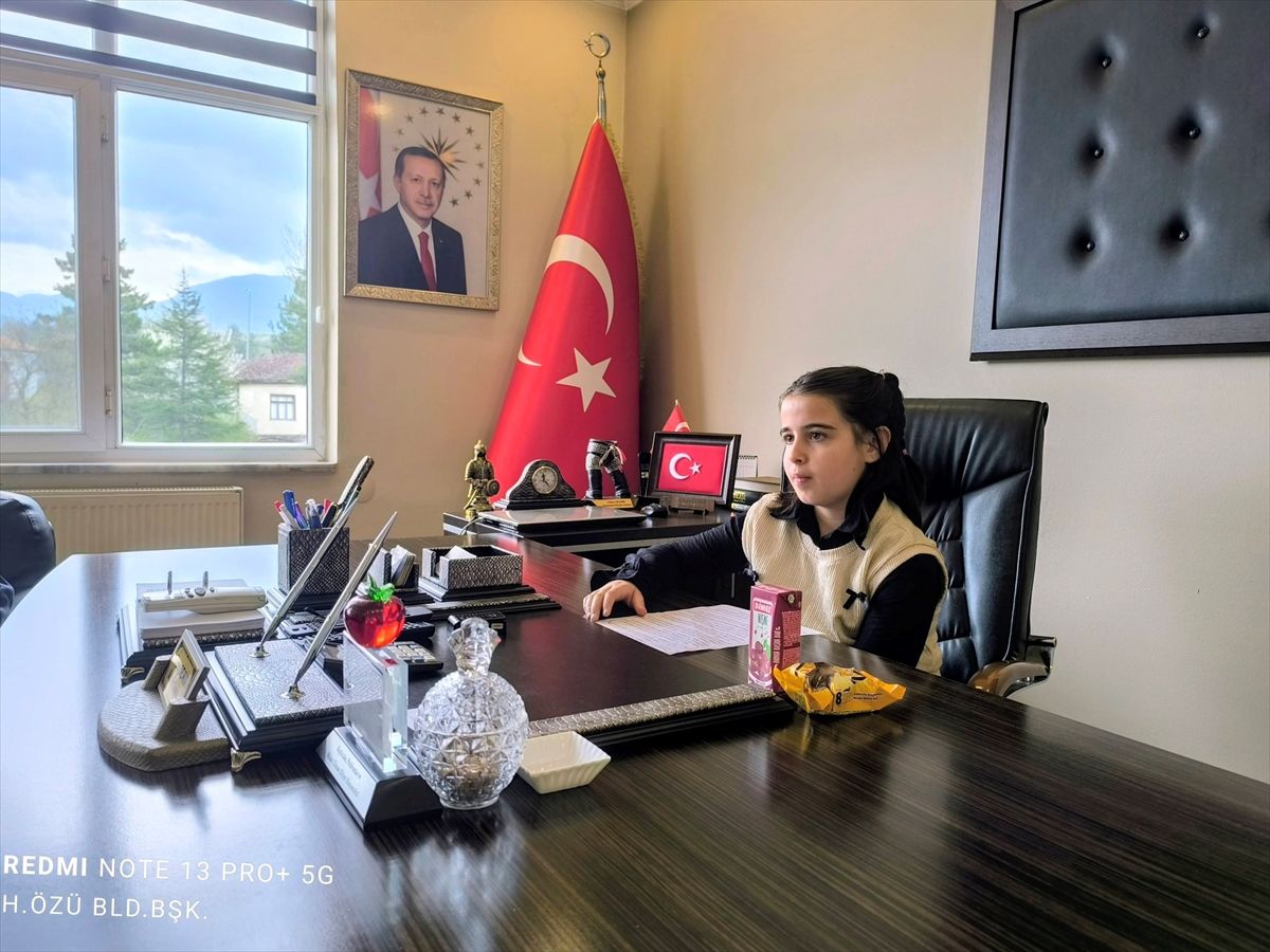 Hamamözü'nde 23 Nisan'da başkanlık koltuğuna minik Zehra oturdu