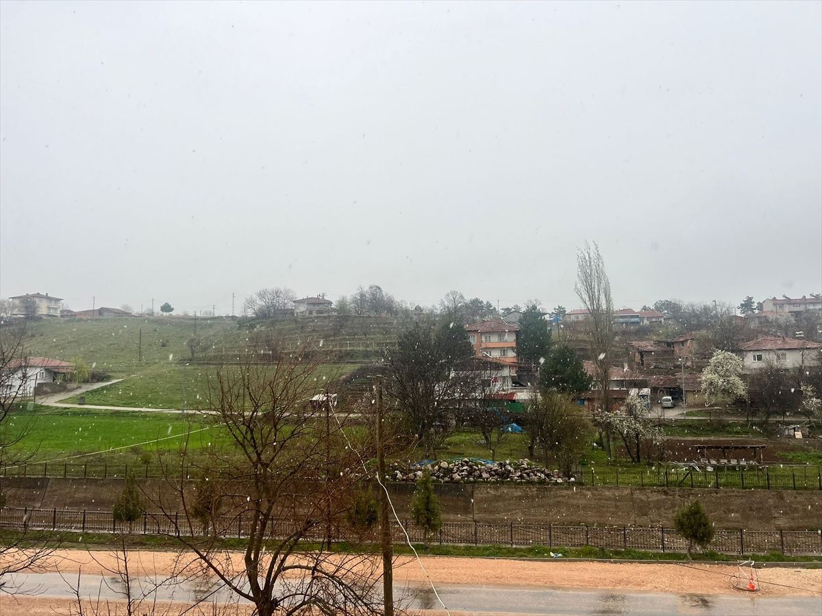 Hamamözü'nde nisan ayında kar yağdı