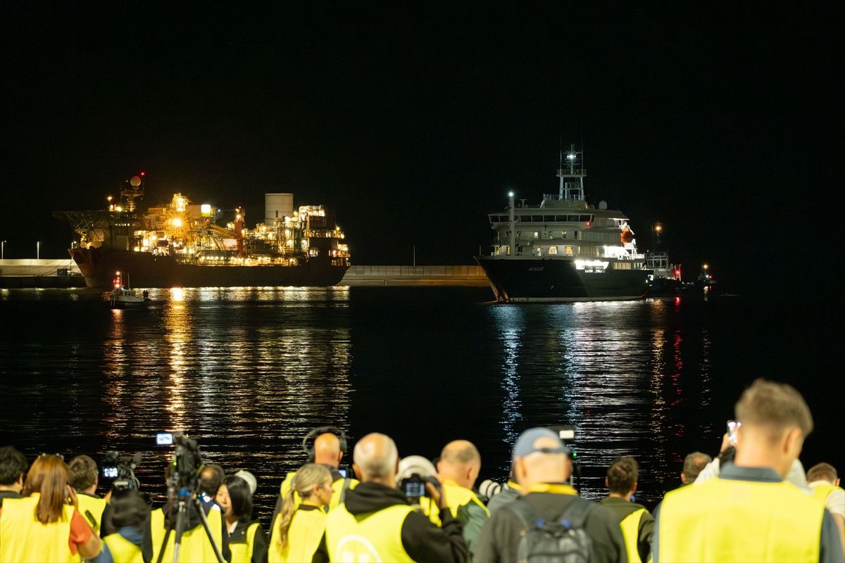 Hantavirüs vakalarının tespit edildiği yolcu gemisi, Kanarya Adaları'nın Tenerife kentindeki limana geldi