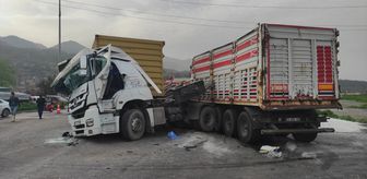 Hatay'da 2 tırın çarpıştığı kazada 3 kişi yaralandı