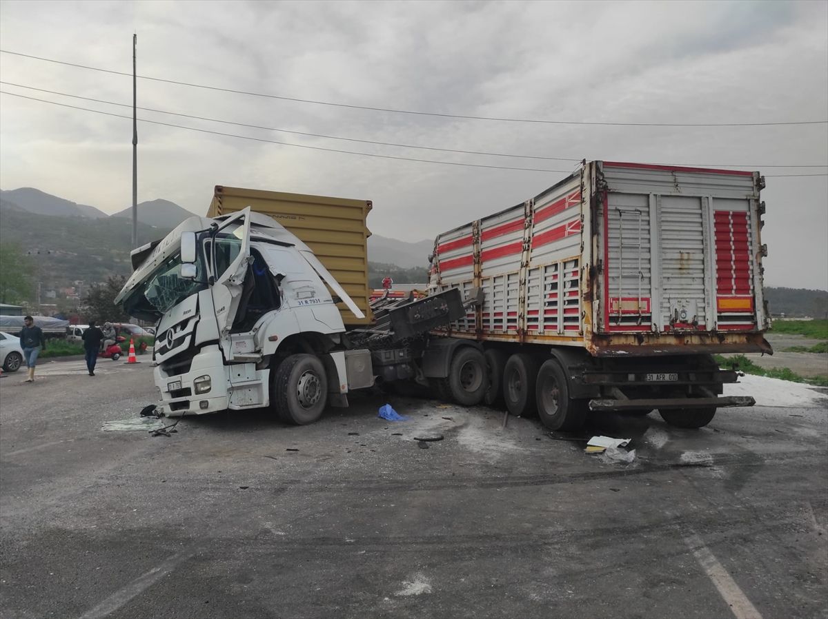 Hatay'da 2 tırın çarpıştığı kazada 3 kişi yaralandı