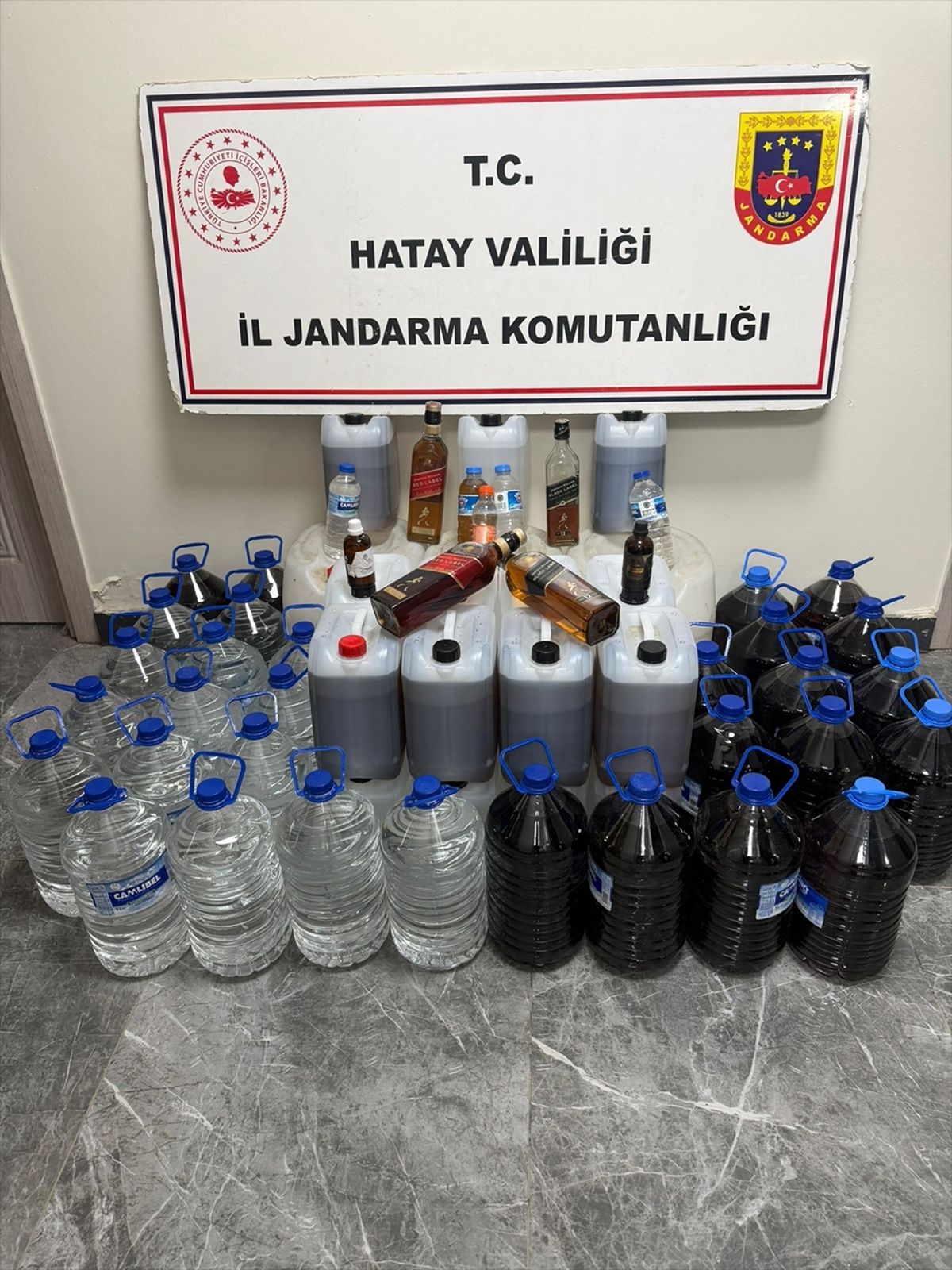 Hatay'da 410 litre kaçak içki ele geçirilen marketin sahibi gözaltına alındı