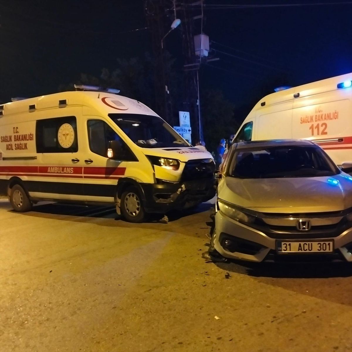 Hatay'da ambulans ile otomobilin çarpıştığı kazada 6 kişi yaralandı