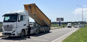 Hatay'da damperi açık kalan kamyon EDS direğine çarptı