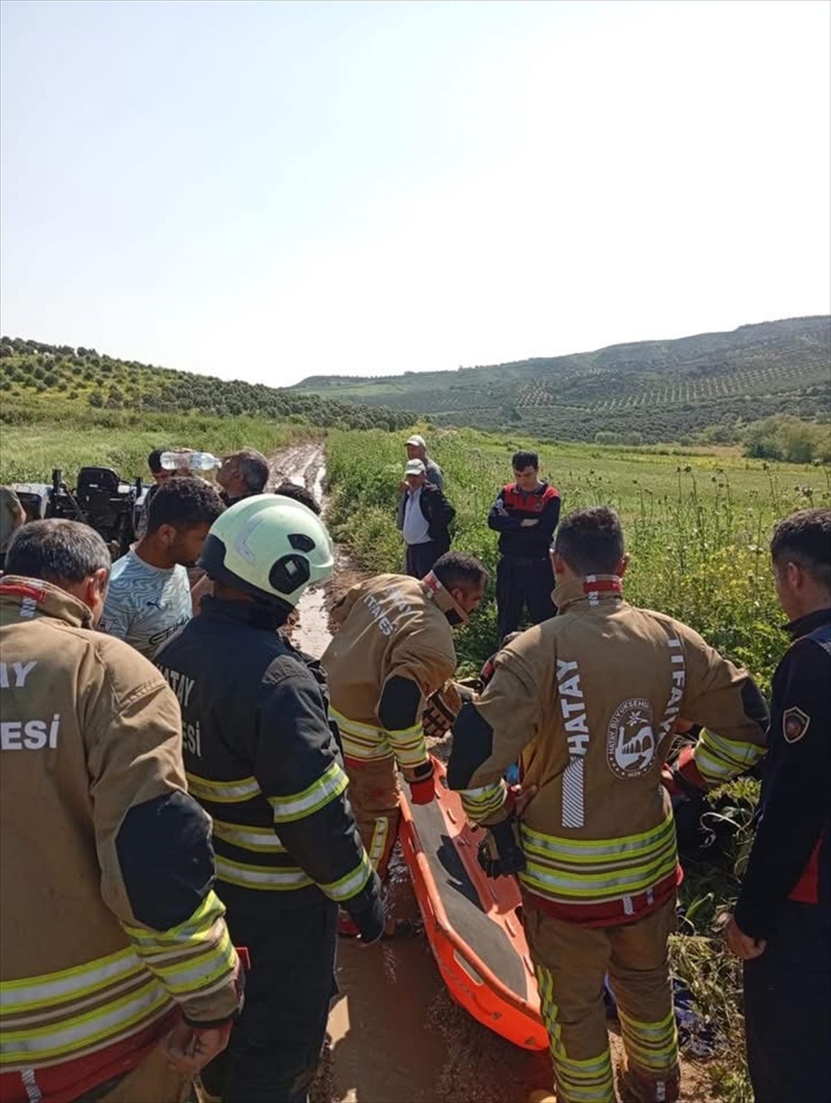 Hatay'da devrilen traktörün altında kalan sürücü yaralandı