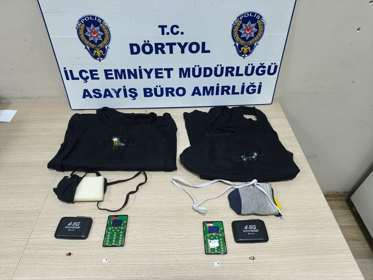Hatay'da ehliyet sınavına kopya düzeneğiyle girmeye çalışan 2 kardeş yakalandı