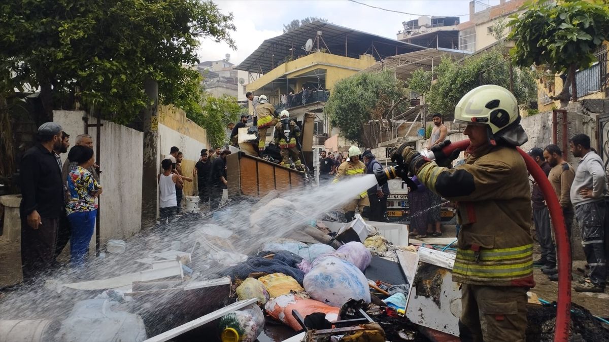 İskenderun'da pikapta yangın: Eşyalar kül oldu