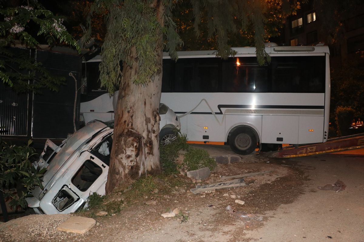 Hatay'da midibüsün hafif ticari araca çarptığı kazada 2 kişi ağır yaralandı