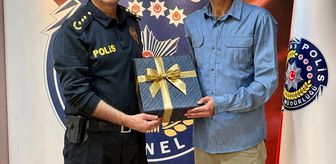 Hatay'da öğrencileri kapıda karşılayan polis memuru ödüllendirildi