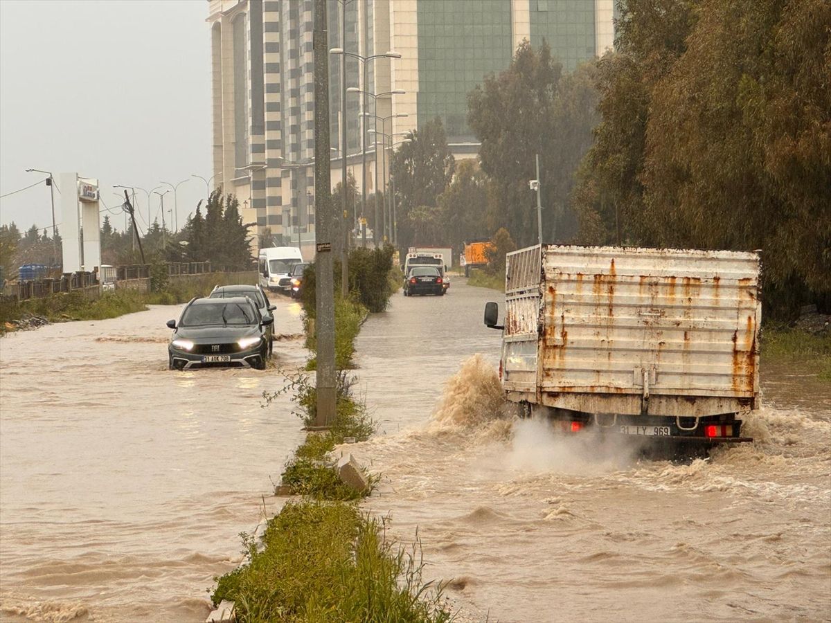 Hatay'da sağanak hayatı olumsuz etkiledi