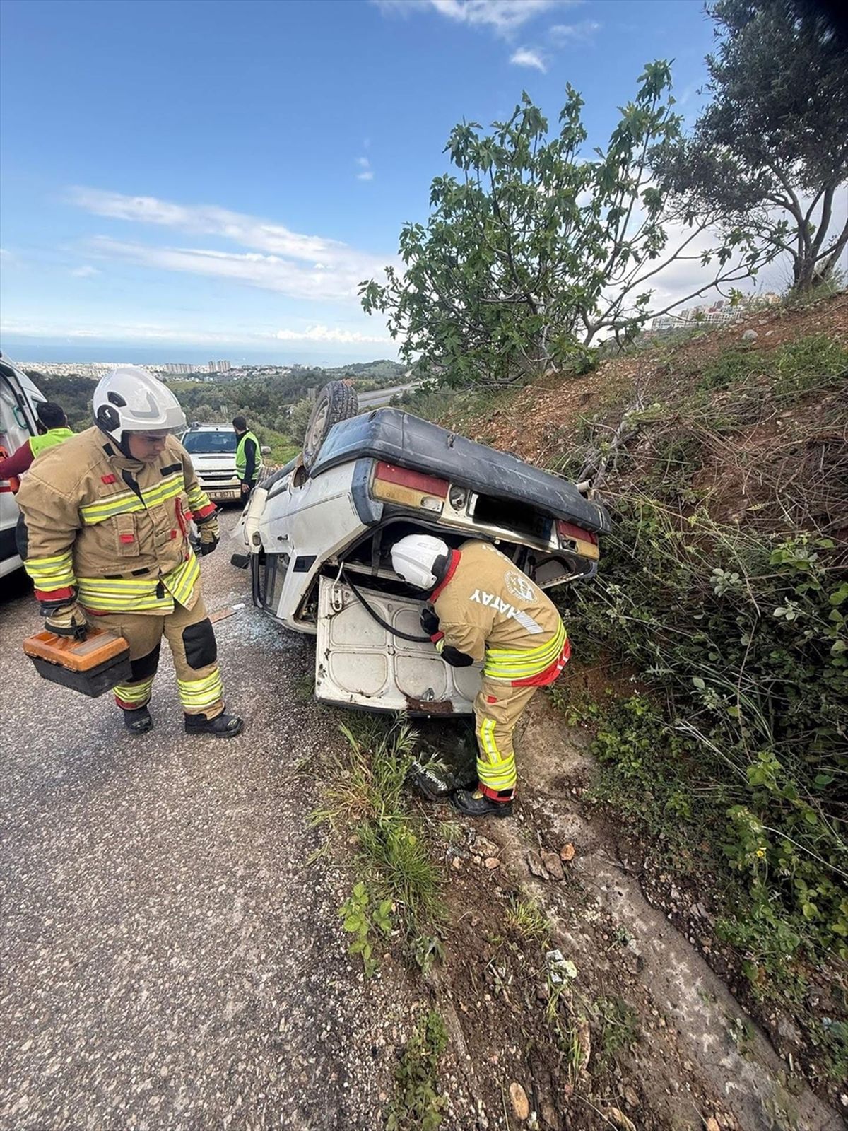 Hatay'da takla atan otomobildeki 2 kişi yaralandı