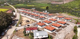 Hatay'da yapımı tamamlanan 28 köy evi depremzedelere teslim edildi