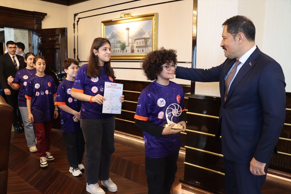 Hatay Valisi Mustafa Masatlı, Dünya Robot Yarışması'na katılacak öğrencileri ağırladı