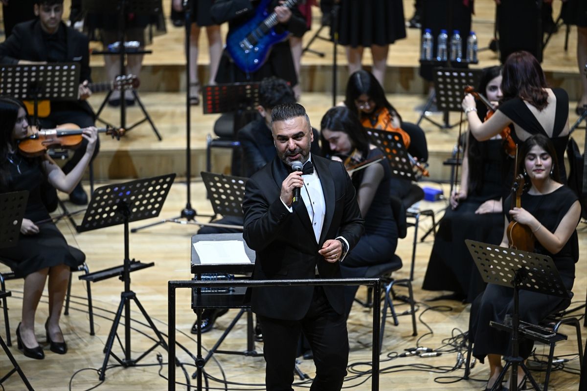 Hataylı depremzede öğrencilerden oluşan koro, CSO'da sahne aldı
