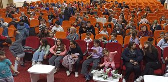 Havza'da 'Profesör Çokbilmiş ve Süper Dostlar' çocuk oyunu sahnelendi