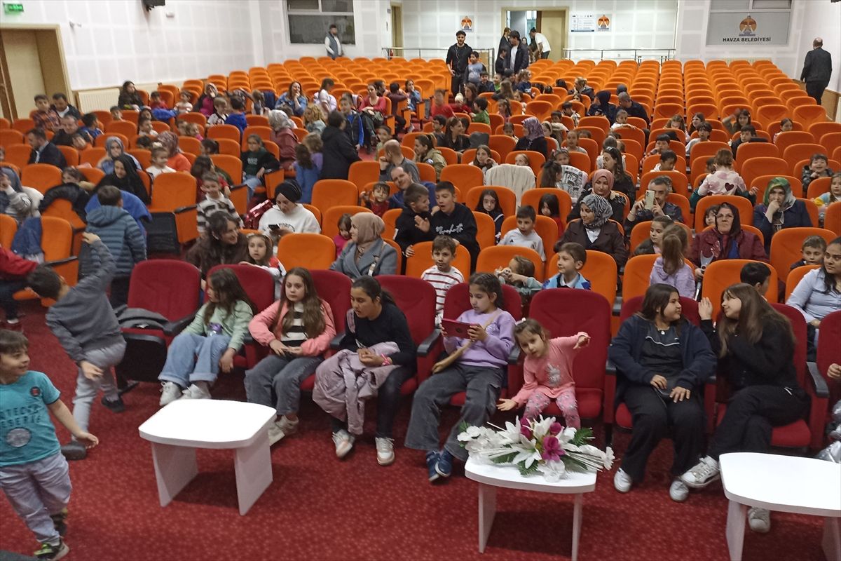 Havza'da "Profesör Çokbilmiş ve Süper Dostlar" çocuk oyunu sahnelendi