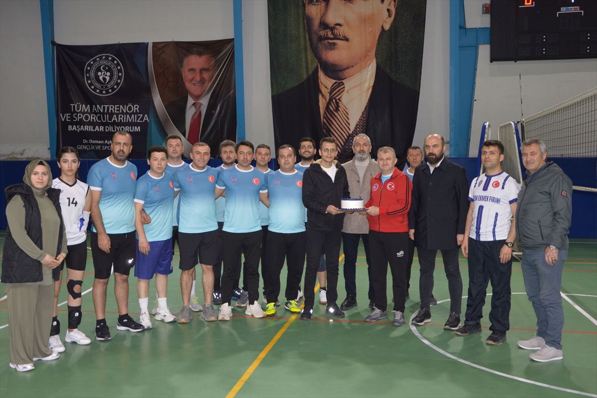 Havza'da voleybol maçında polislere pastalı sürpriz kutlama