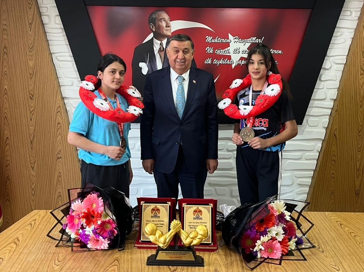 Havzalı sporcular bilek güreşi şampiyonasından madalyalarla döndü