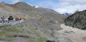 Heyelan meydana gelen Hakkari-Van kara yolunda iki gündür ulaşım sağlanamıyor