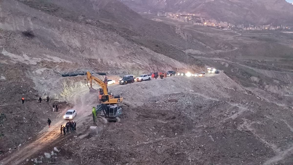 Heyelan nedeniyle kapanan Hakkari-Van kara yolunda ulaşım alternatif yoldan sağlanmaya başladı