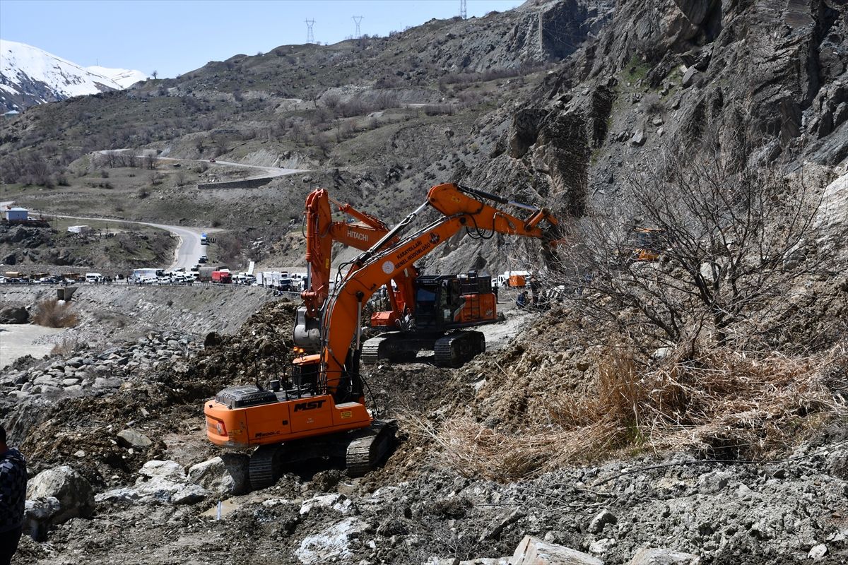 Heyelanın meydana geldiği Hakkari-Van kara yolunda ulaşım kontrollü sağlanıyor