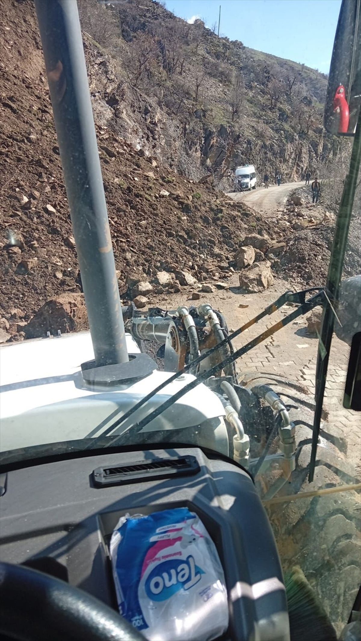 Hizan'da heyelan nedeniyle kapanan yollarda çalışmalar sürüyor