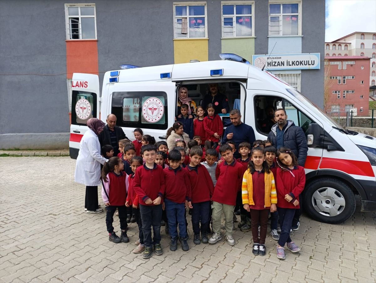 Hizan'da öğrencilere ambulans tanıtıldı