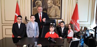 İBB Başkan Vekili Aslan koltuğunu ilkokul öğrencisine devretti