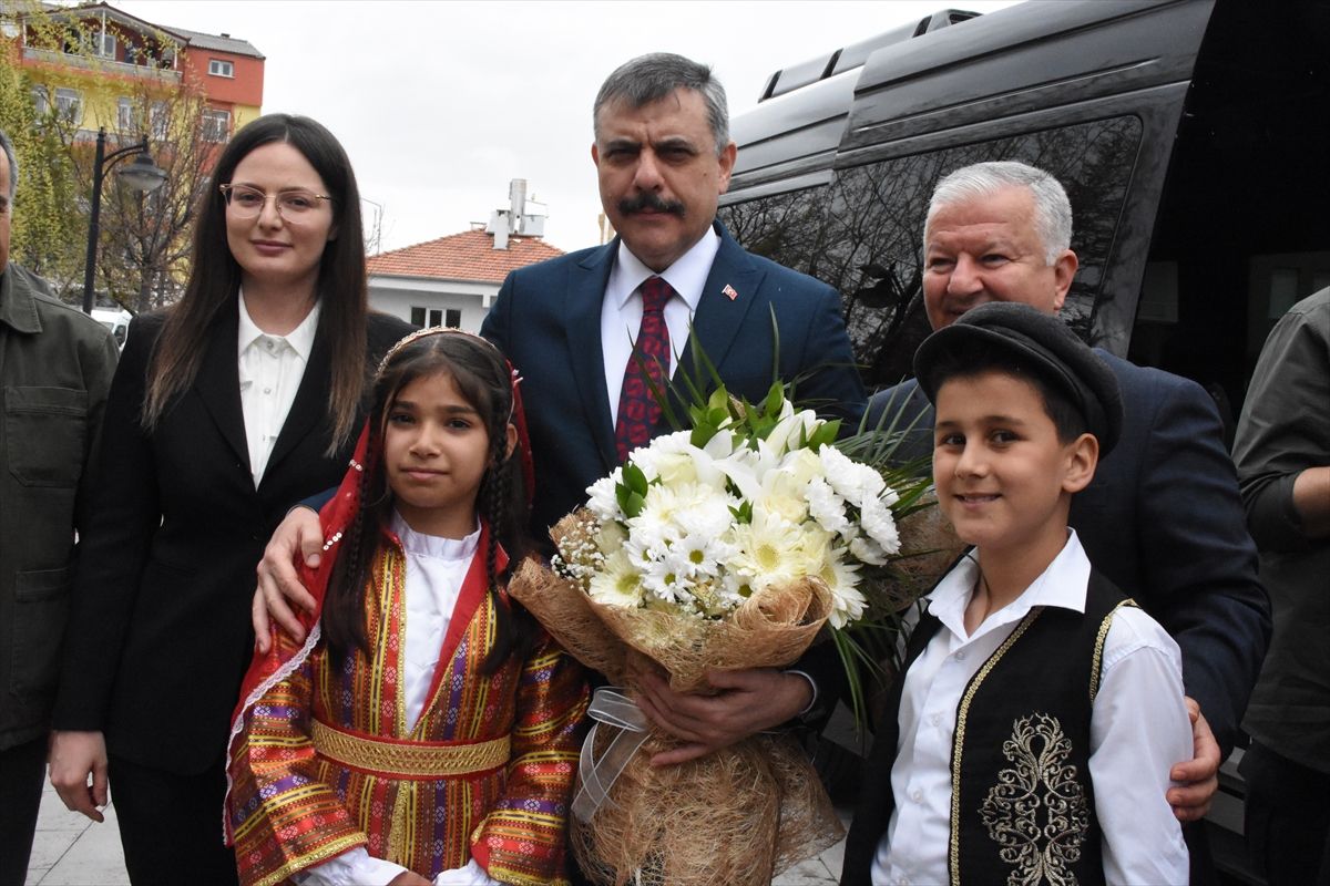 İçişleri Bakanı Çiftçi, kaymakamlık yaptığı Gülağaç'ta ziyaretlerde bulundu