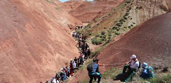 Iğdır'da doğa severler, Gökkuşağı Tepeleri'nde uçurtma uçurdu