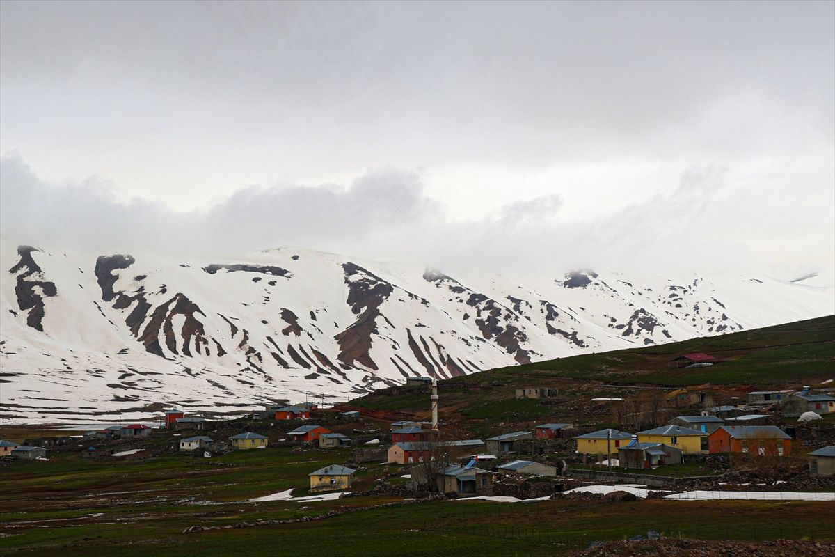 Iğdır'da mayıs ayında karların erimediği yerleşim yeri dronla görüntülendi