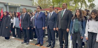 Iğdır Valisi Taşolar ile protokol üyeleri okullarda öğrencilerle sıraya girip İstiklal Marşı'nı okudu