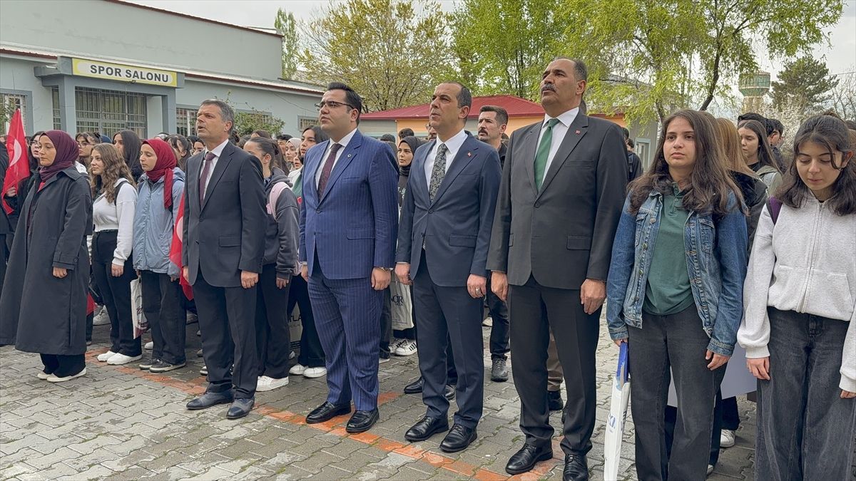 Iğdır Valisi Taşolar ile protokol üyeleri okullarda öğrencilerle sıraya girip İstiklal Marşı'nı okudu