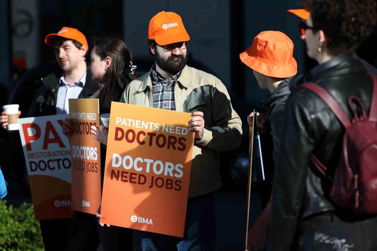 İngiltere'de doktorlardan 6 günlük iş bırakma eylemi