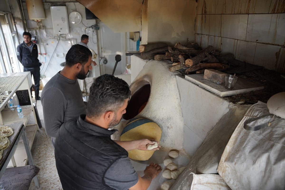 Irak'ın Süleymaniye kentindeki fırıncılar yakıt krizinden dolayı geleneksel yönteme döndü