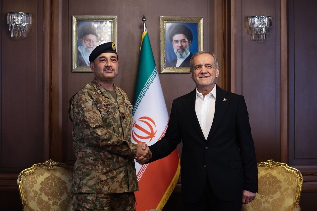 İran Cumhurbaşkanı, ABD'nin mesajını iletmek üzere Tahran'a gelen Pakistan Genelkurmay Başkanı ile görüştü