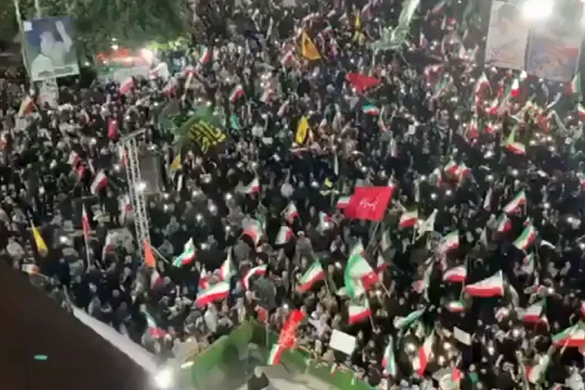İranlılar, Trump'ın 'Vuracağız' dediği kritik noktalara akın etti