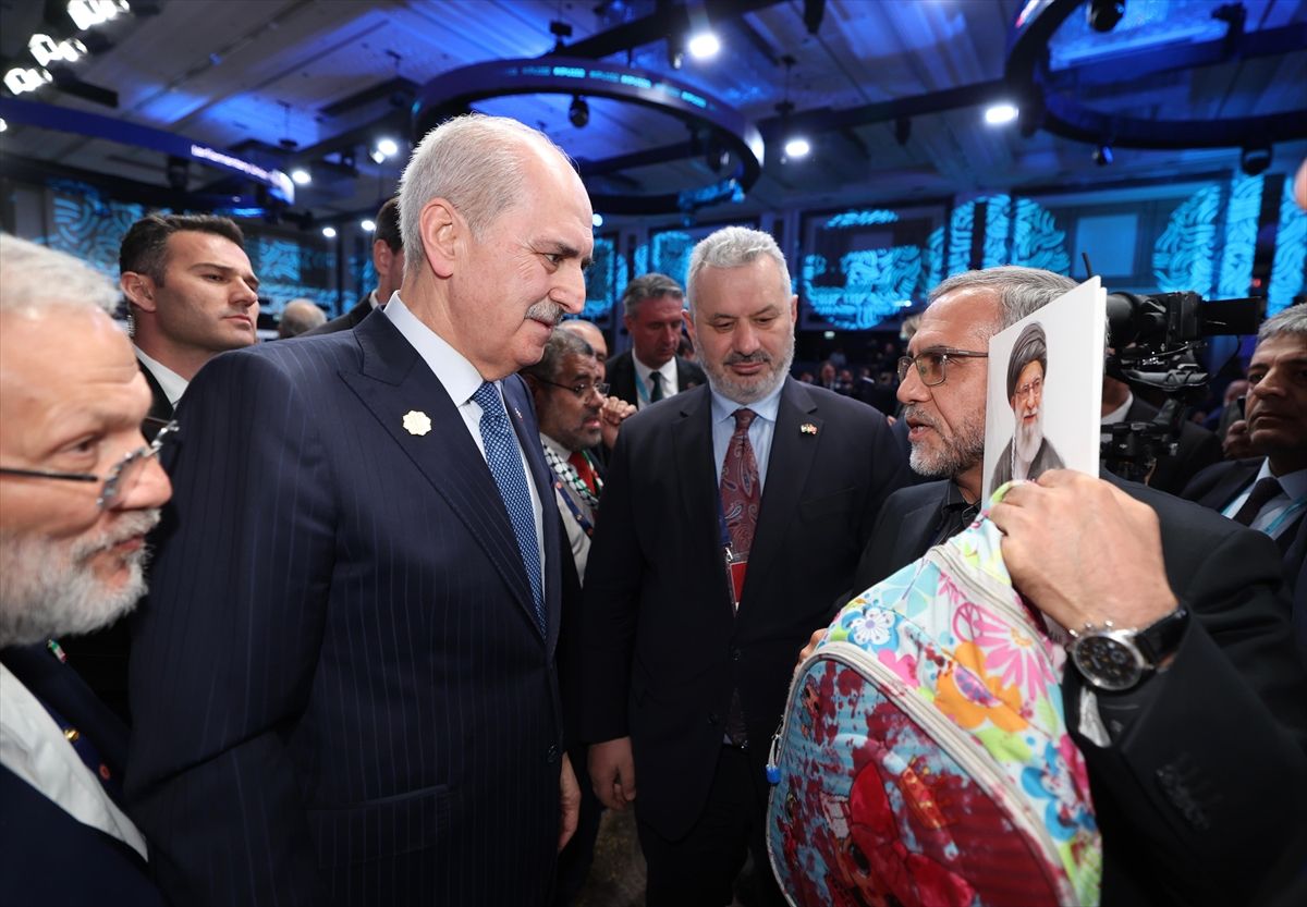 İran heyeti, PAB 152'nci Genel Kurulu'na İran'daki okul katliamında ölen bir öğrencinin kanlı sırt çantası...