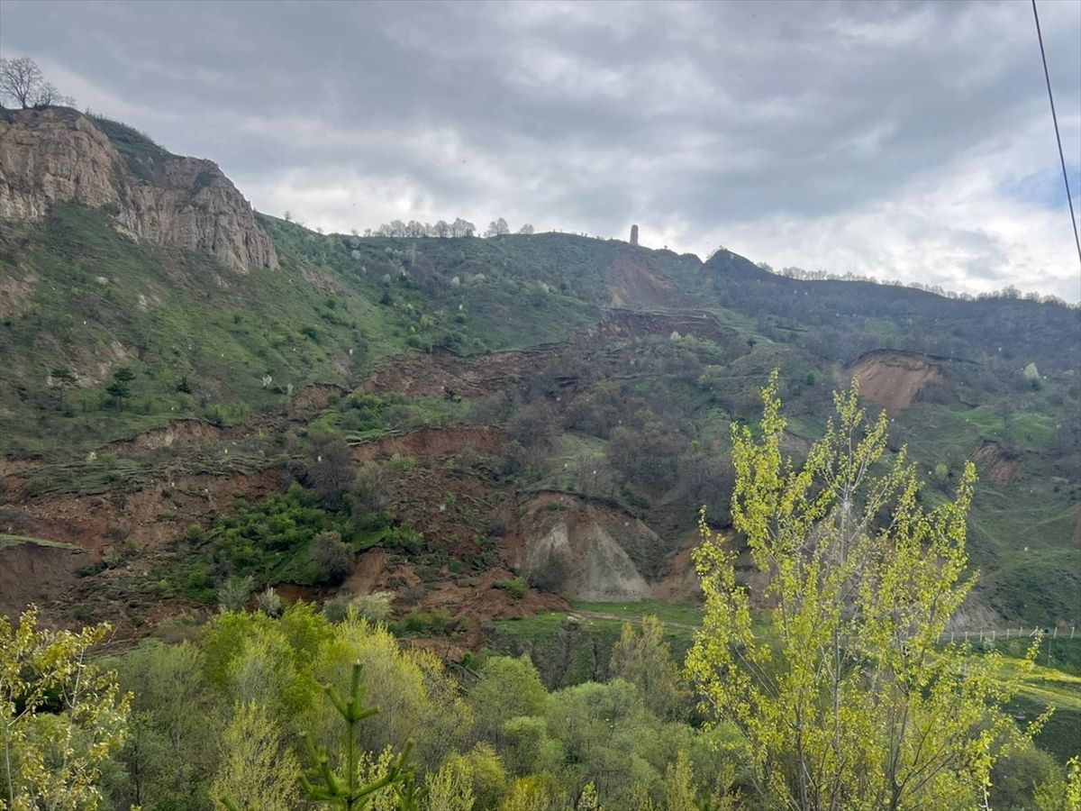 Tokat'taki heyelan anı güvenlik kamerasınca görüntülendi
