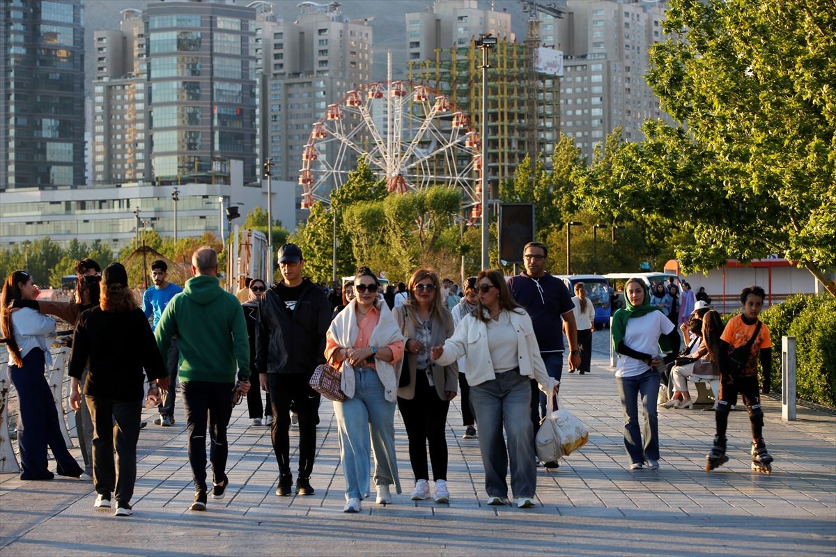 İranlılar ateşkes ortamında, savaşın stresini Tahran'daki gölün kenarında atmaya çalışıyor