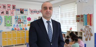 İşitme engelli ailesini taklit eden çocuk eğitimle konuşmaya başladı